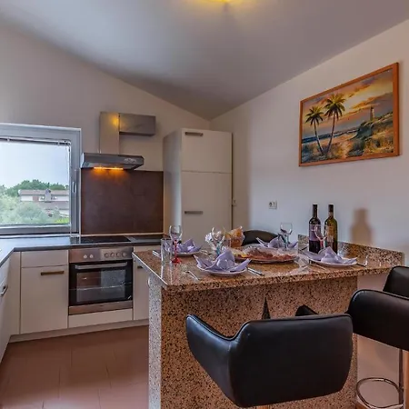 Hébergement de vacances 8 Bedroom Lovely In Pula