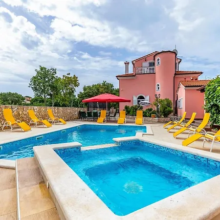 Hébergement de vacances 8 Bedroom Lovely In