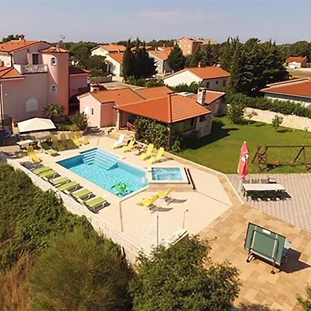 Hébergement de vacances 8 Bedroom Lovely In *