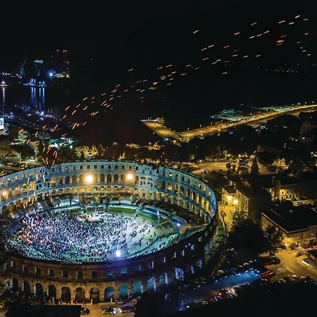 Vakantiehuis Amazing In With Sauna Pula