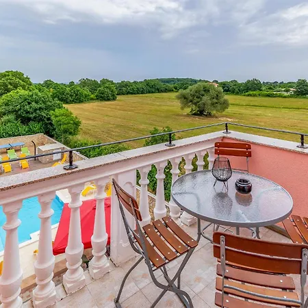 8 Bedroom Lovely In Dom wakacyjny Pula